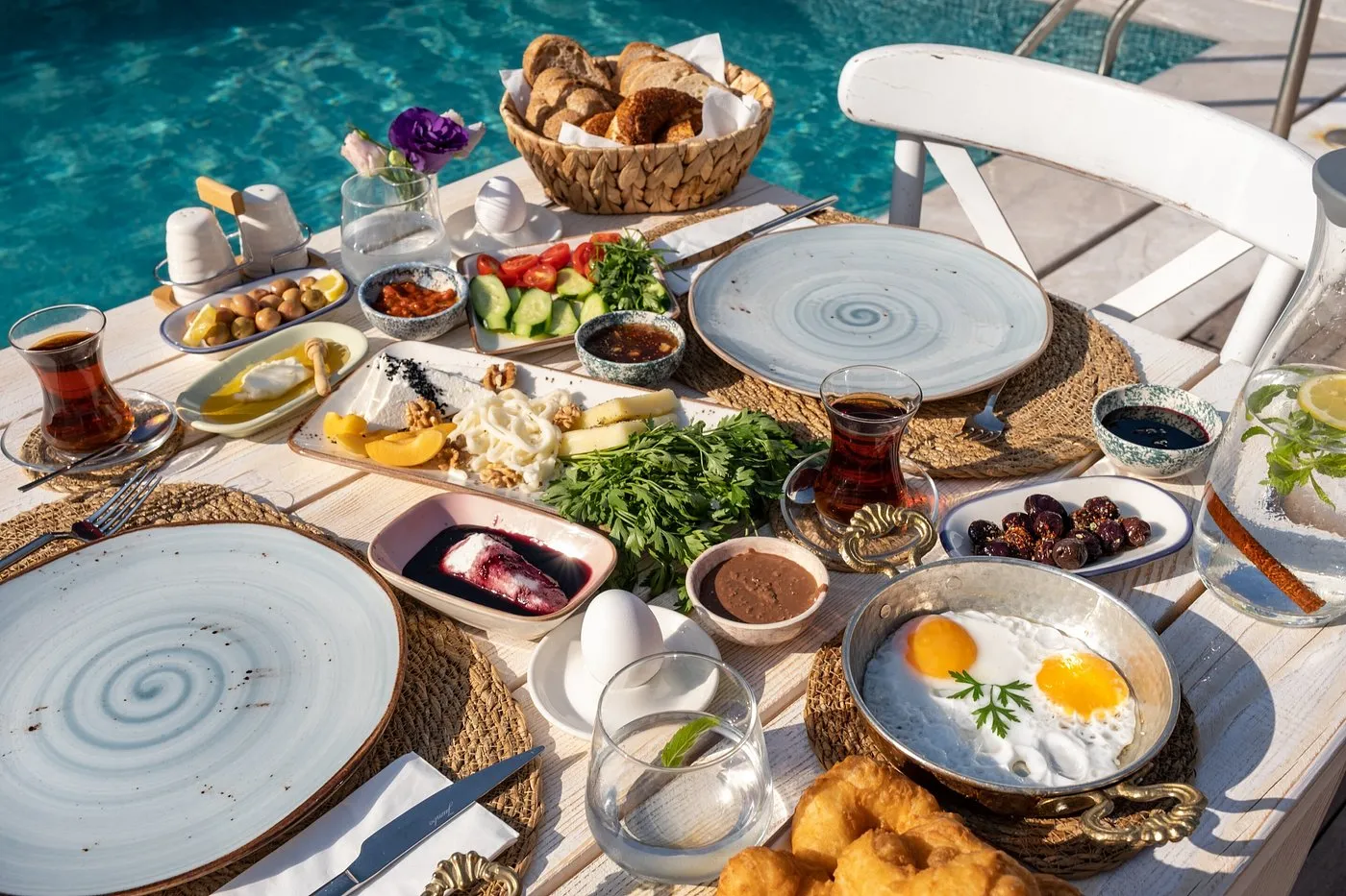 Alaçatı serpme kahvaltı dahil oteller