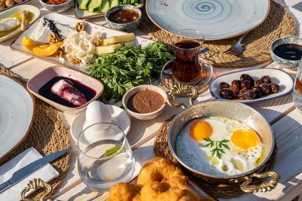 Alaçatı serpme kahvaltı dahil oteller