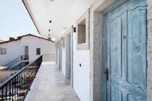 Alaçatı Merkezde Konaklama Arayanlara Restoran ve Kafelere Yürüyüş Mesafesinde Armel Otel