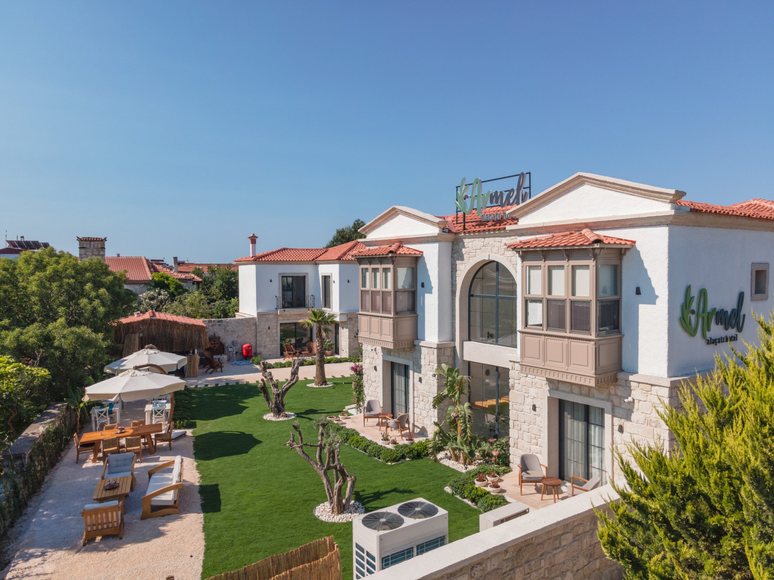 Alaçatı’da Otel Seçerken Plaja Mesafe Ne Kadar Önemli?