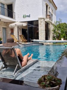 alacati_otel_havuzlu