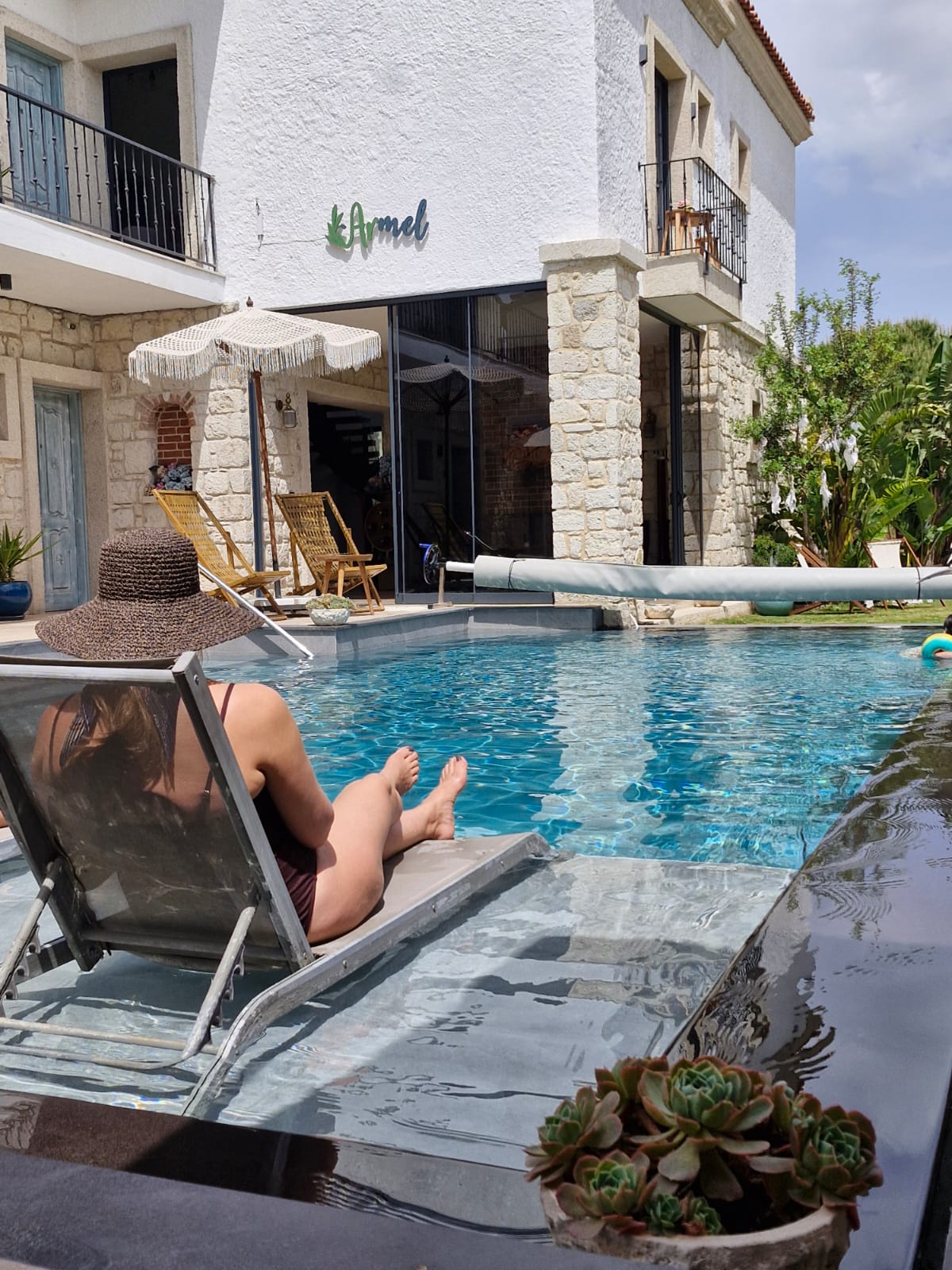 alacati_otel_havuzlu